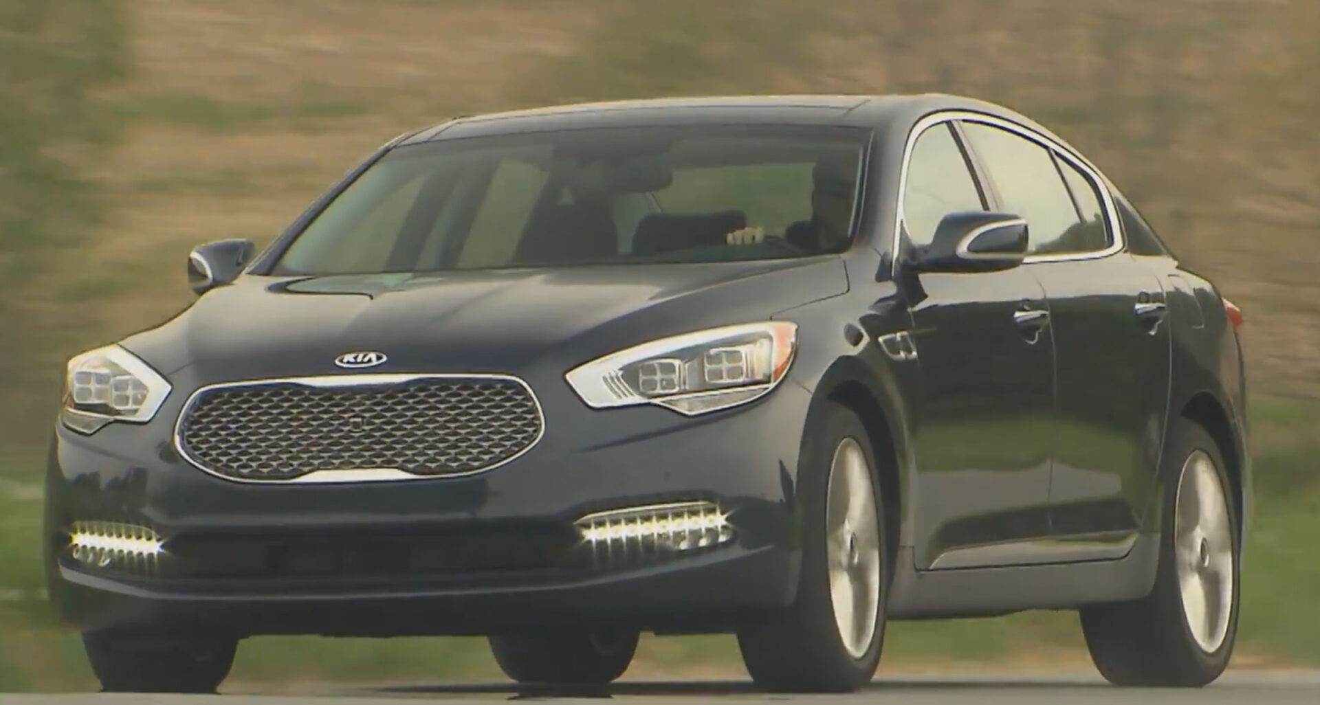 Kia K900 | Temecula Auto Repair & Transmission A 2015 Kia K900 in motion on the road.