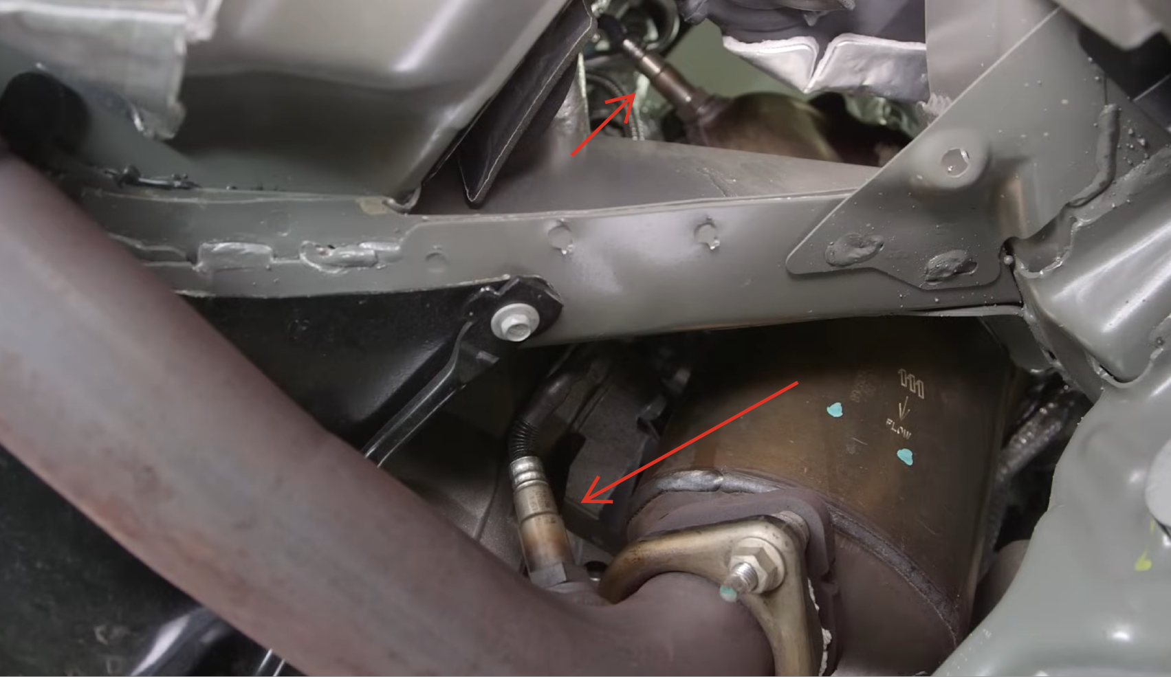 Oxygen Sensors in Catalytic Converter | Temecula Auto Repair & Transmission Arrows pointing to Upstream and Downstream Oxygen Sensors in a Catalytic Converter.